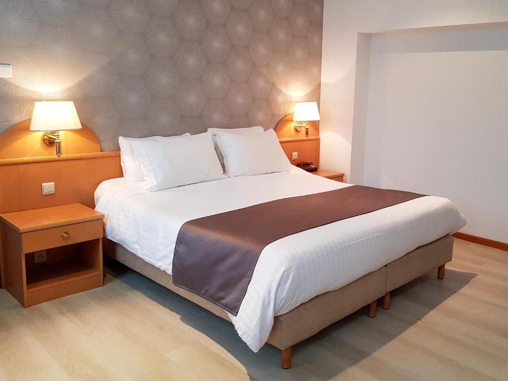 Postel nebo postele na pokoji v ubytování Hotel Cardinal