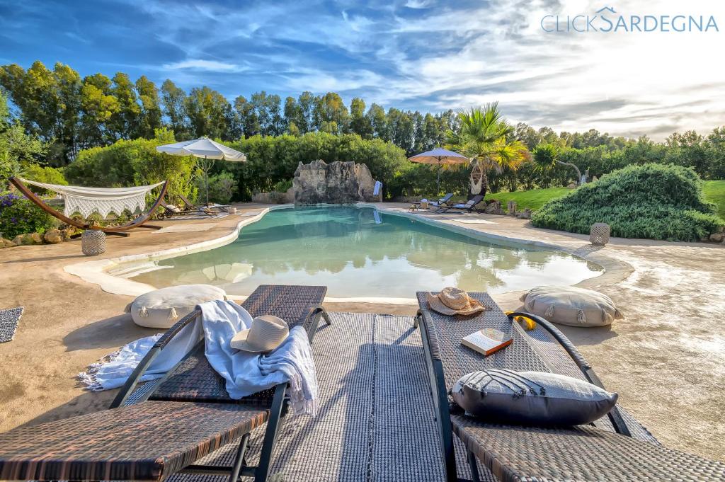 una piscina con mesa y sillas en un patio en Maison du Bonheur Exclusive Retreat for Peace of Mind, en Olmedo