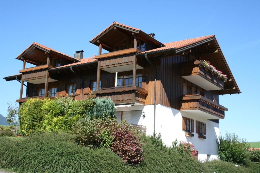 ein Gebäude mit Balkonen und Blumen darauf in der Unterkunft Ferienwohnung Edelweiß mit Bergbahn unlimited in Obermaiselstein