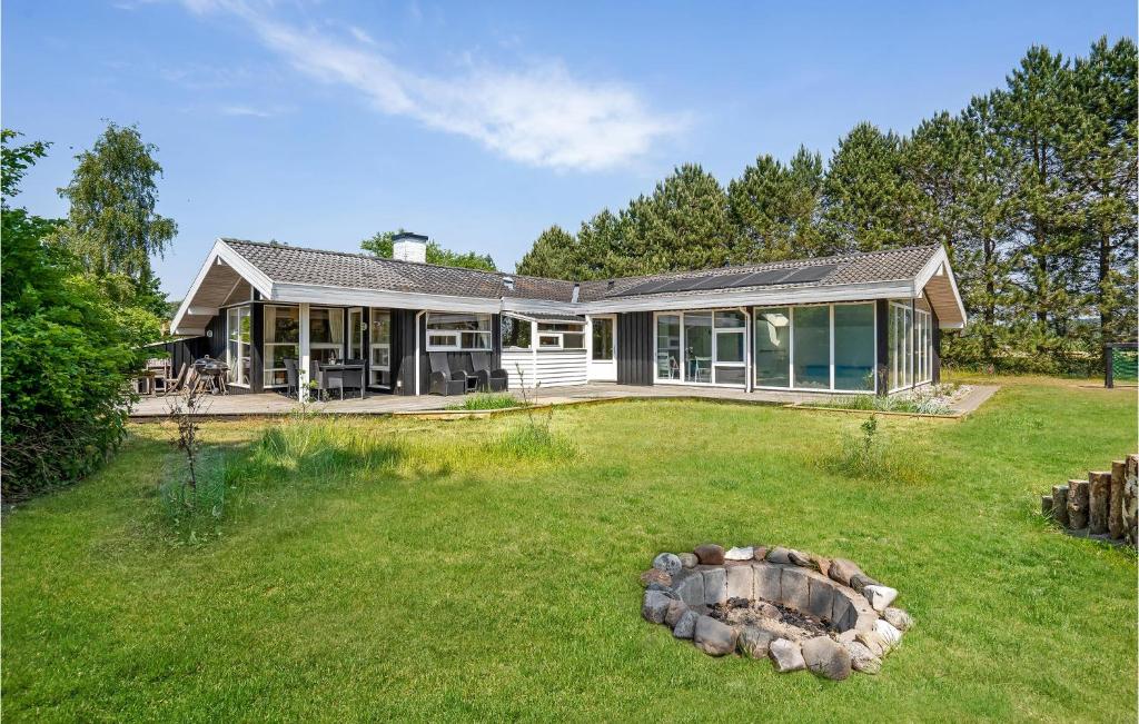 Skødshoved StrandにあるAwesome Home In Knebel With 4 Bedrooms, Wifi And Indoor Swimming Poolの大庭付きの家