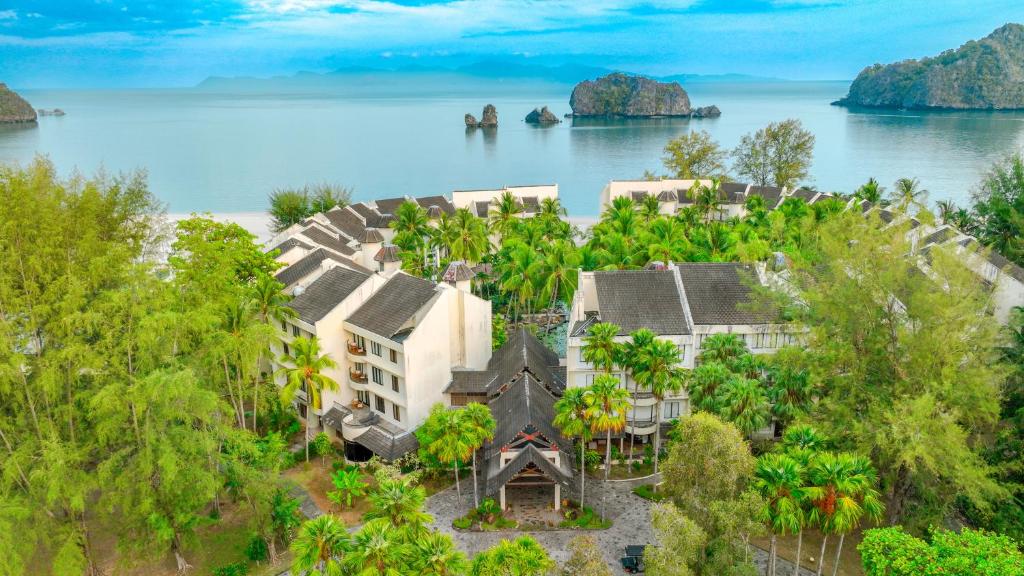 eine Luftansicht eines Hauses auf dem Wasser in der Unterkunft Tanjung Rhu Resort in Tanjung Rhu