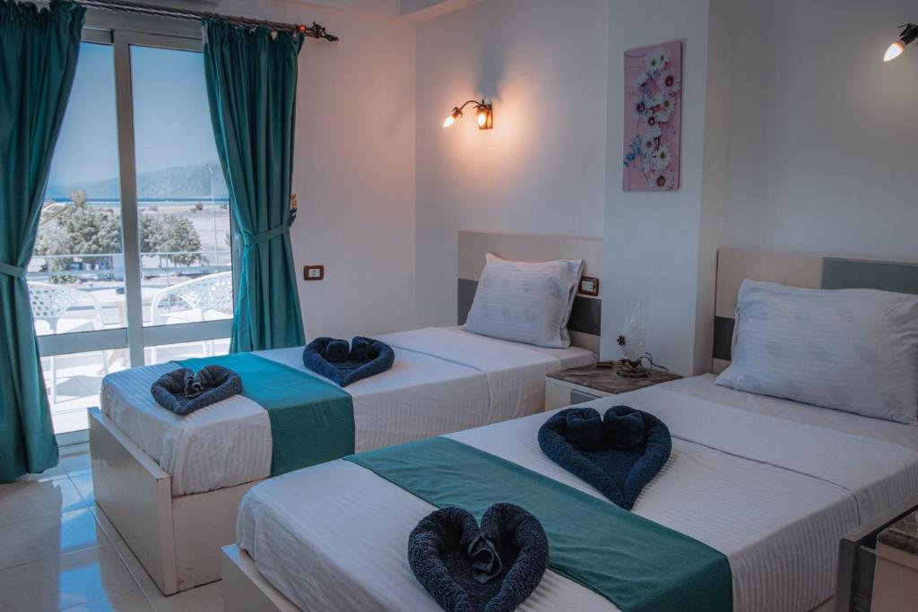 - une chambre avec deux lits avec le cœur dans l'établissement Swiss Royal DAHAB, à Dahab