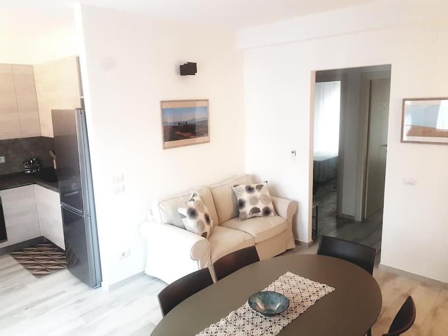 una sala de estar con una mesa y un sofá en La Casina di Nonna Giulia, en Castiglione dʼOrcia