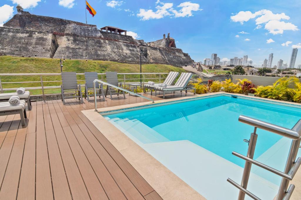 een zwembad op het dak van een gebouw met een berg bij GHL San Lazaro Art Hotel in Cartagena