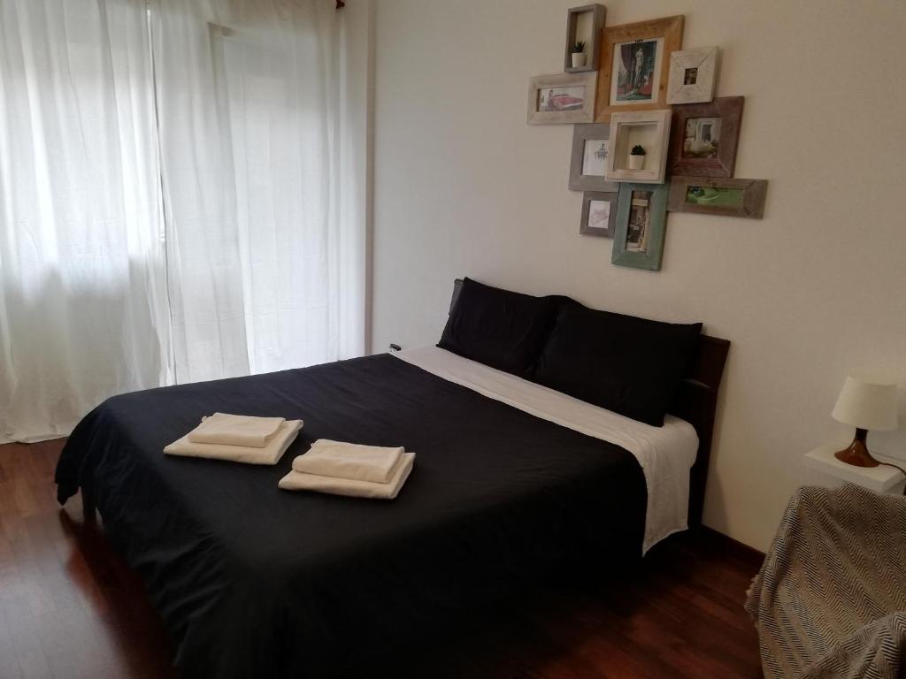 una camera da letto con un letto con due asciugamani sopra di De Rossi Holiday a Bari