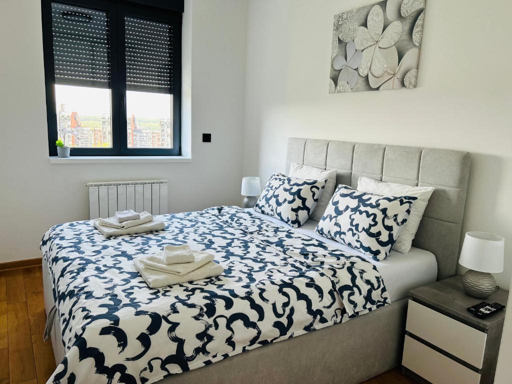 um quarto com uma cama com duas toalhas em Oasis em Jajinci