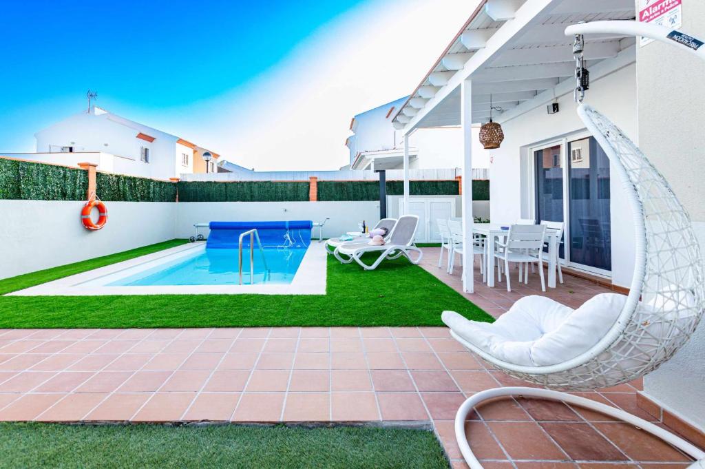 patio z huśtawką i basenem w obiekcie Villa Sea Sounds w Corralejo