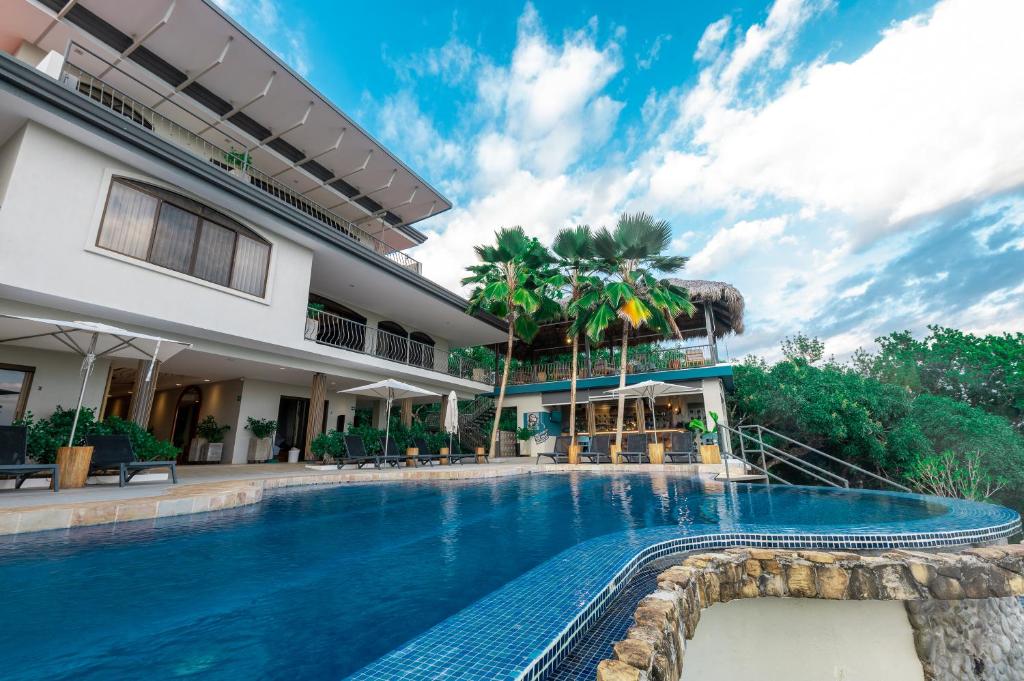 Bazén v ubytování Marala Hotel nebo v jeho okolí