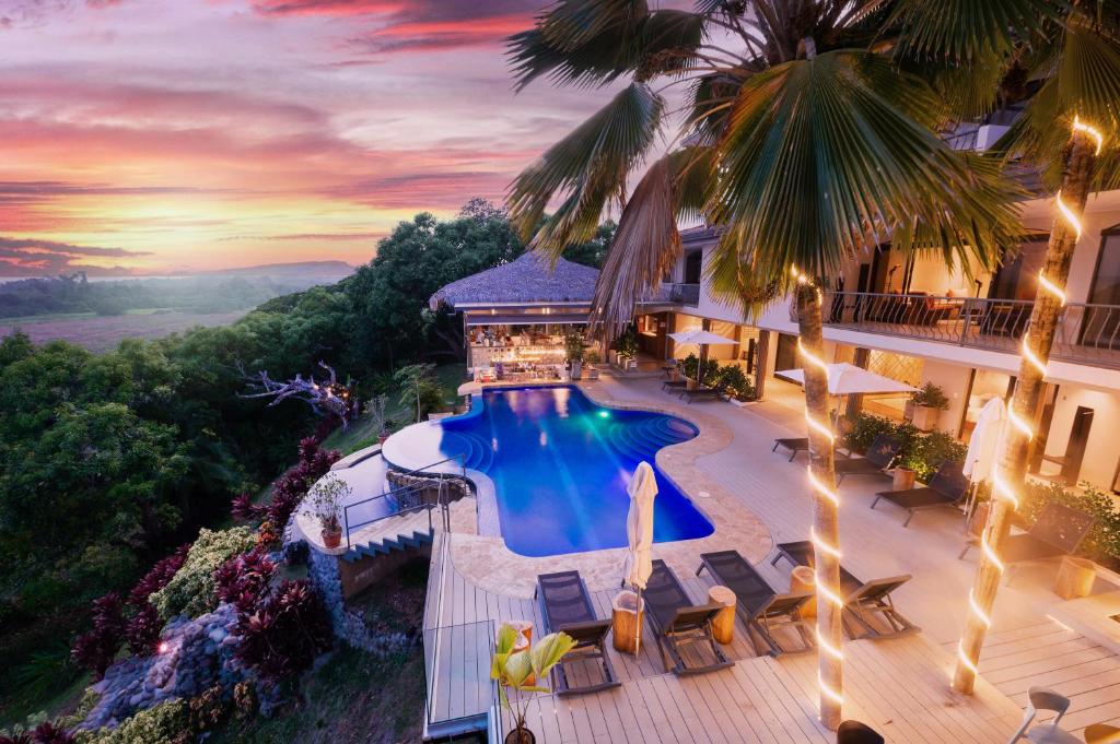 einen Luftblick auf ein Resort mit einem Pool in der Unterkunft Marala Hotel in Esterillos