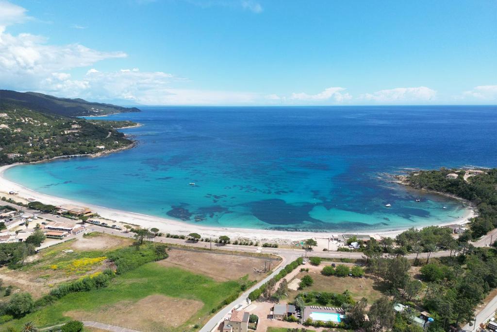 una vista aérea de la playa y del océano en Hotel Les Pavillons Du Golfe, en Favone