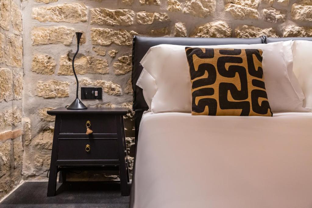 A bed or beds in a room at Palazzo Residenza Madre by Dimorra