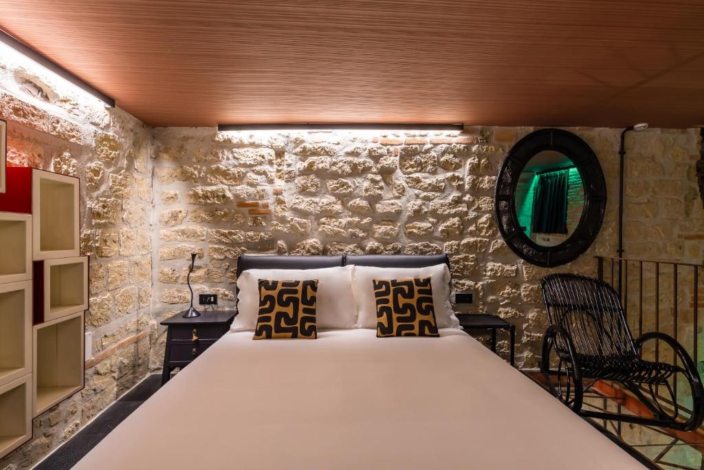 A bed or beds in a room at Palazzo Residenza Madre by Dimorra