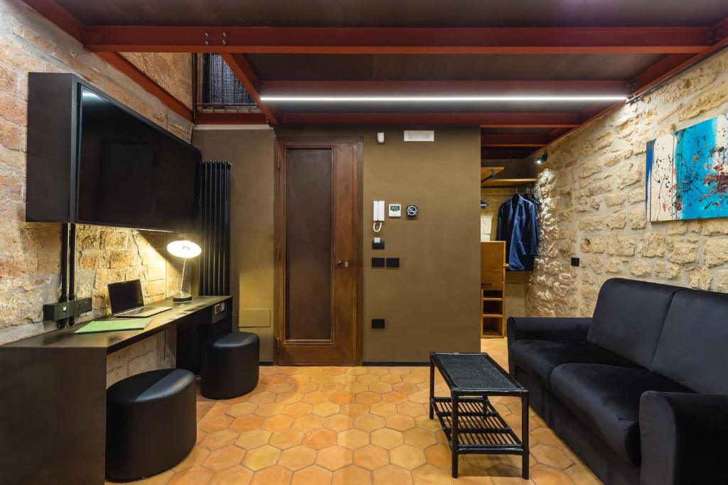 A television and/or entertainment centre at Palazzo Residenza Madre by Dimorra
