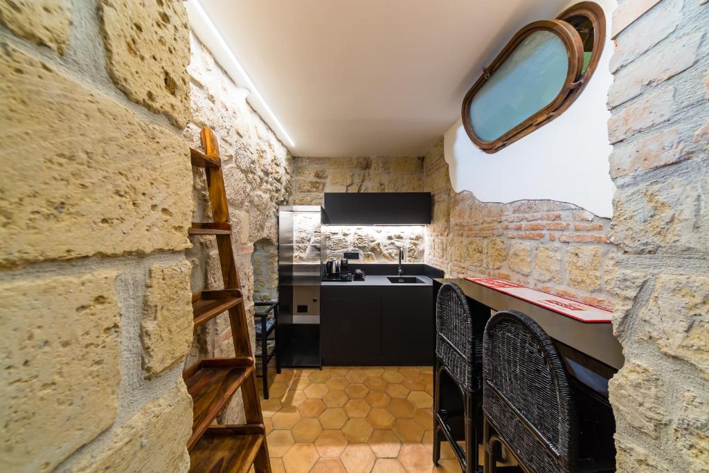 A kitchen or kitchenette at Palazzo Residenza Madre by Dimorra