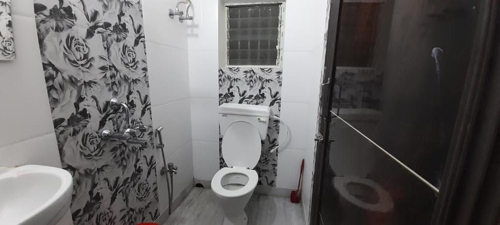 Koupelna v ubytování Garden Guest House 250m from VFS Global & Rene Tower , acropolis mall