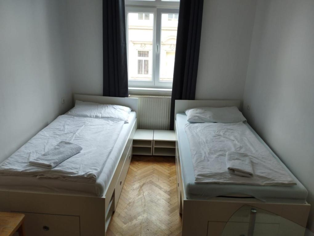 維也納的住宿－Speedyrooms Vienna，小型客房 - 带2张床和窗户