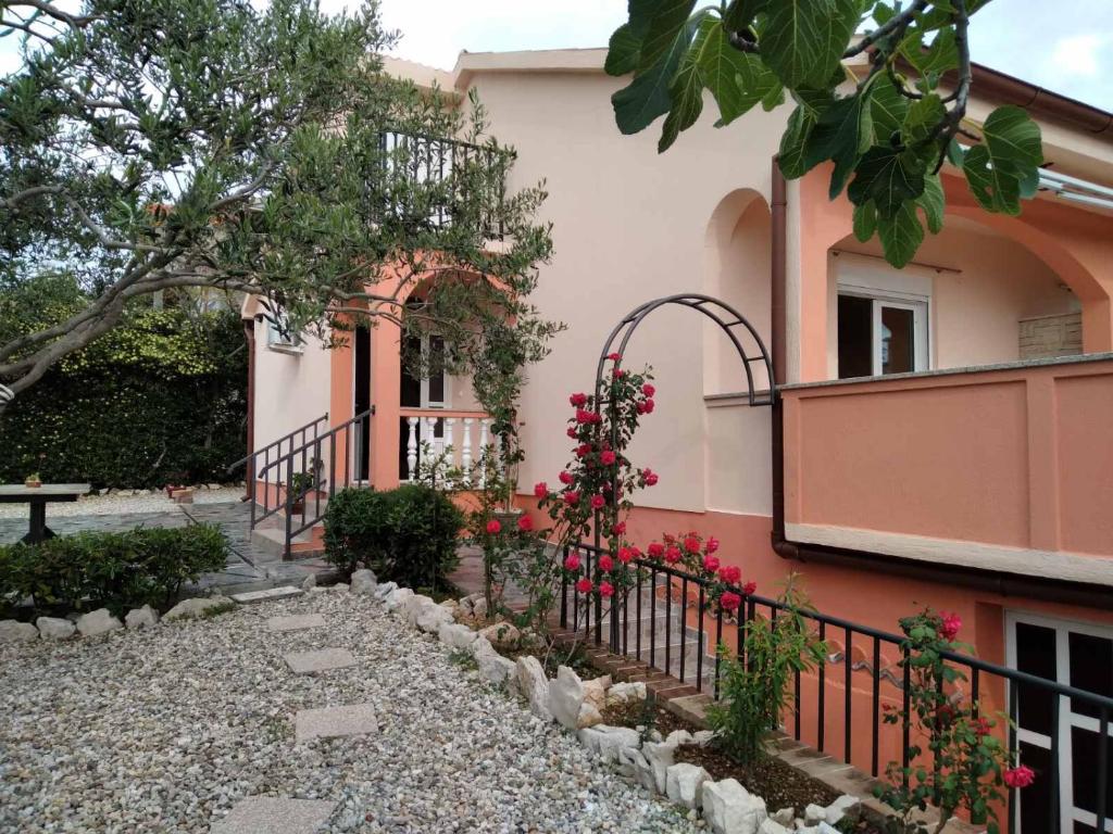 Budova, v ktorej sa apartmán nachádza