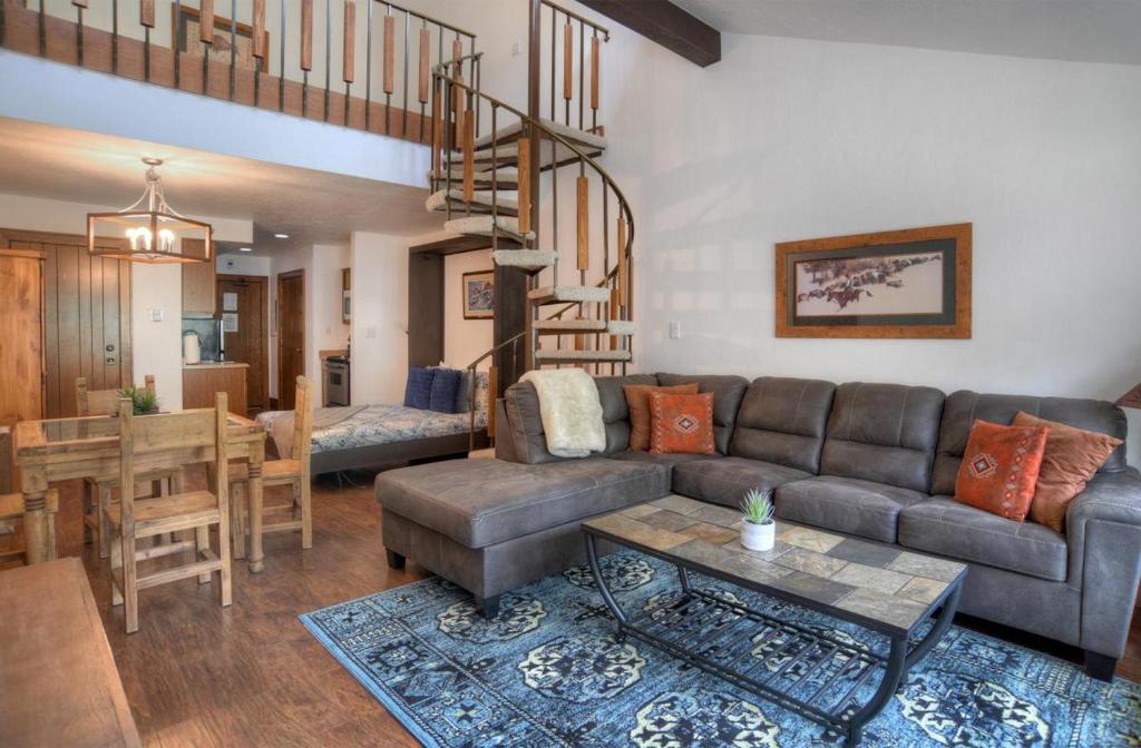 ein Wohnzimmer mit einem Sofa und einem Tisch in der Unterkunft Tamarron Lodge Loft 338 in Durango