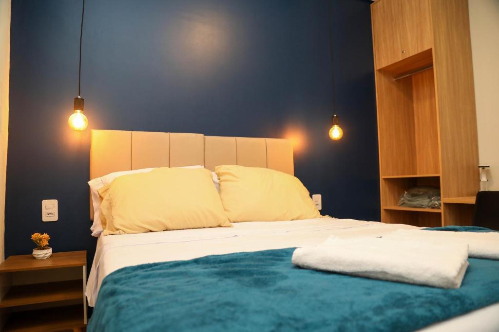 um quarto com uma cama grande e 2 almofadas em AP 104-A Térreo Completo Aconchegante em Palmas