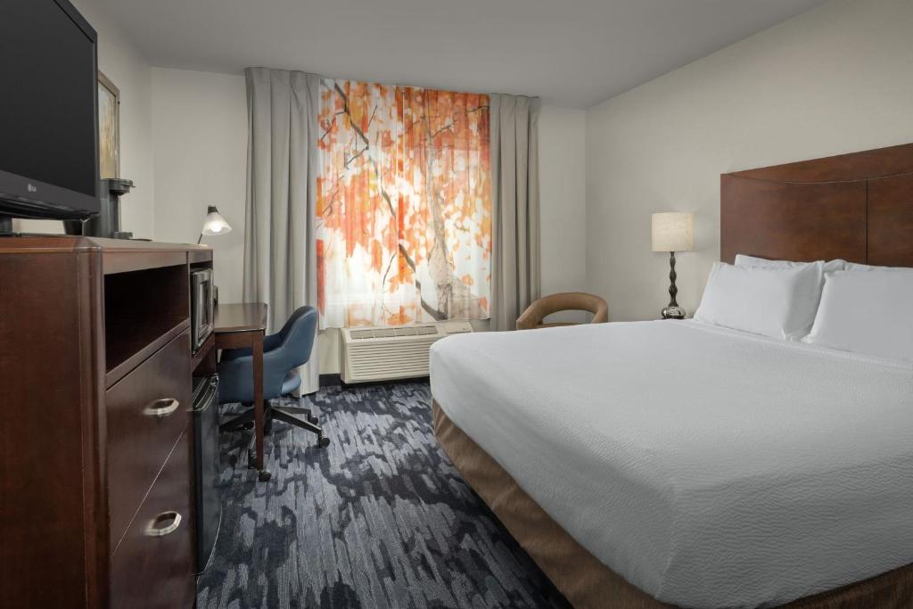TV a/nebo společenská místnost v ubytování Fairfield by Marriott Tacoma Puyallup