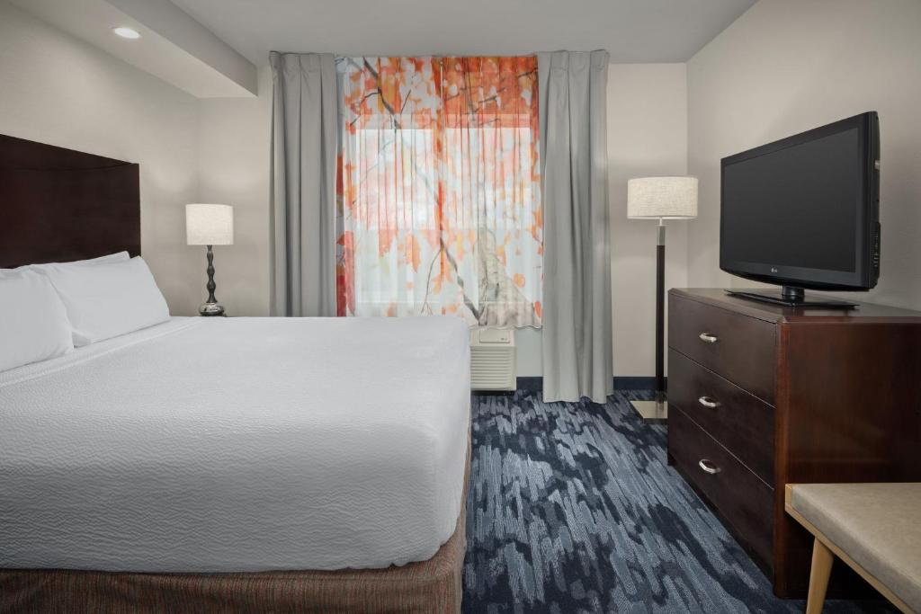 TV a/nebo společenská místnost v ubytování Fairfield by Marriott Tacoma Puyallup