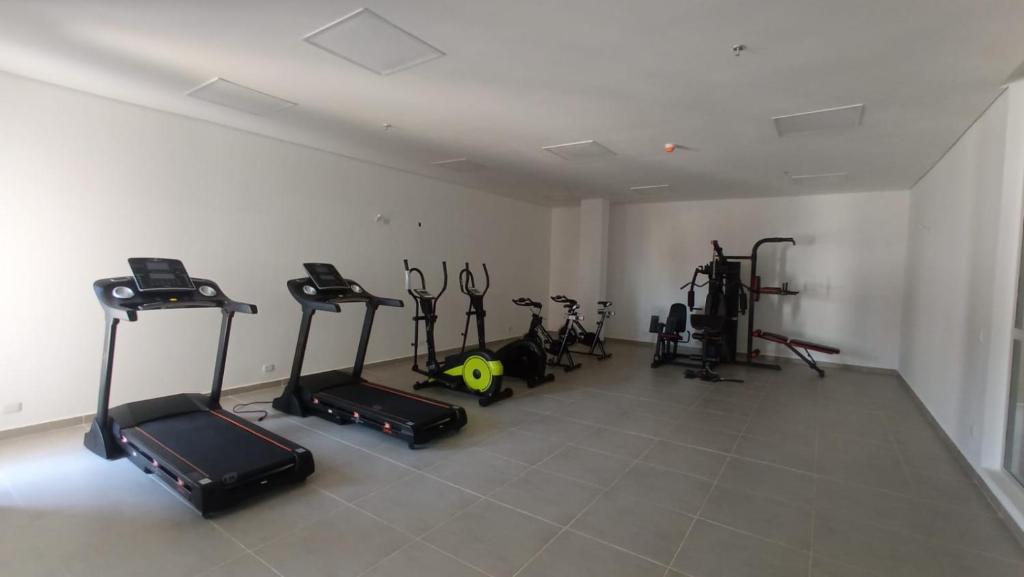 un gimnasio con varias cintas de correr y bicicletas estáticas en Apartamento amoblado NUEVO frente sede selección Colombia, en Barranquilla