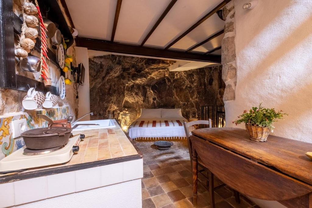 eine Küche mit einem Herd und einer Arbeitsplatte in der Unterkunft Case degli Avi 2, antico abitare in grotta in Modica