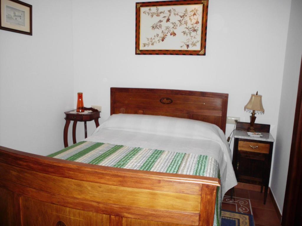 A bed or beds in a room at Casa Rural Morada Maragata