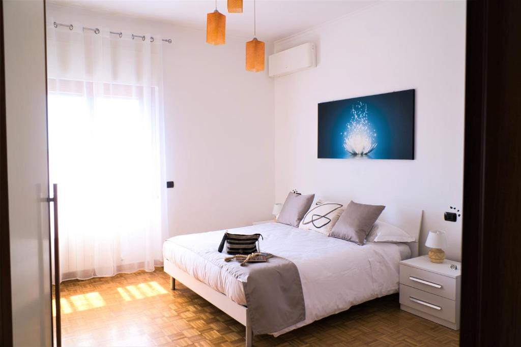 Säng eller sängar i ett rum på Sun & Moon Apartment - Pamphili, Family, Free Parking