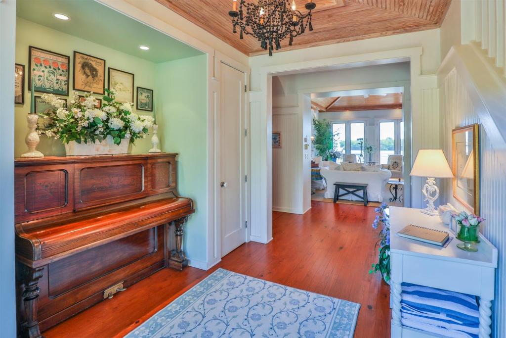 ROOSEVELT COTTAGE - Five-Bedroom Condo