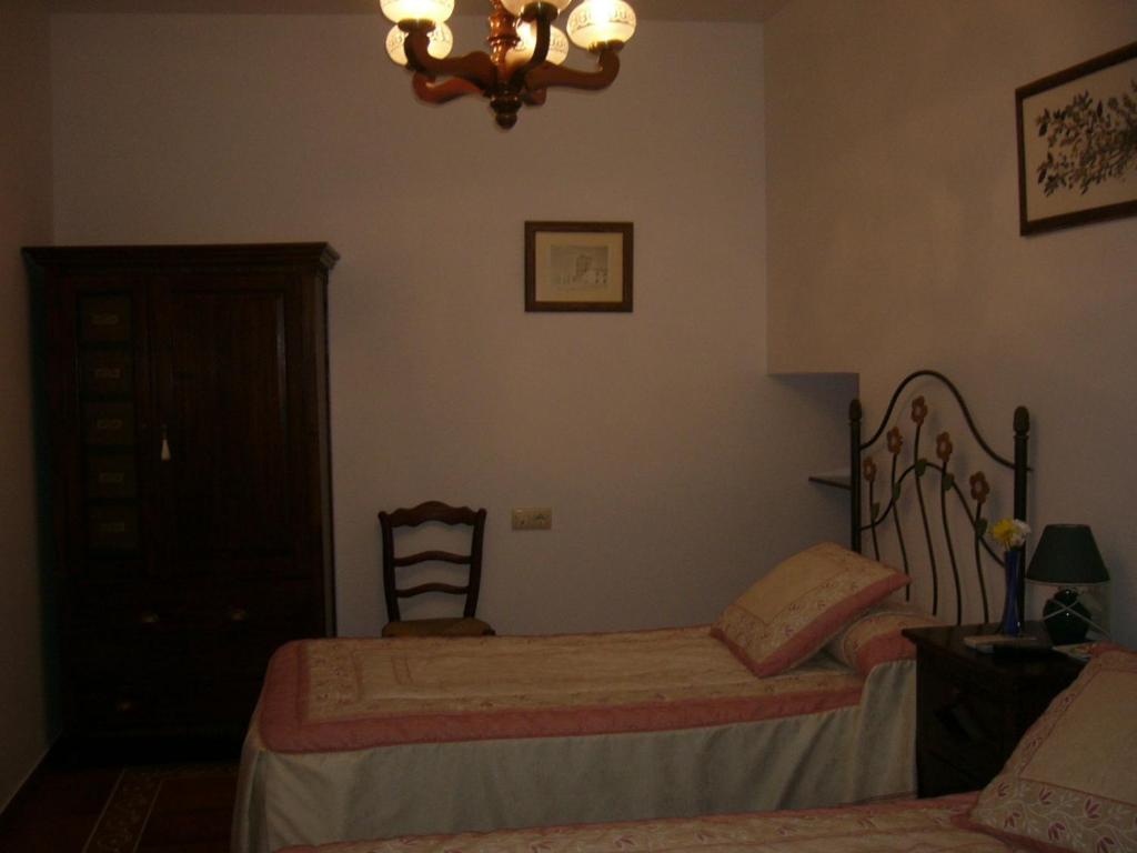 A bed or beds in a room at Casa Rural Morada Maragata