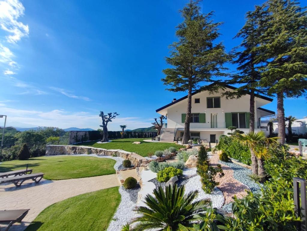 un jardín con una casa en el fondo en I-relais b&b, en Montefalcone del Sannio