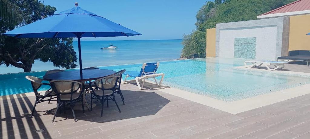 Bazén v ubytování Hotel Sand Bay nebo v jeho okolí
