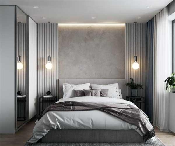 um quarto com uma cama grande e duas luzes em Medi Apart OteL em Samsun