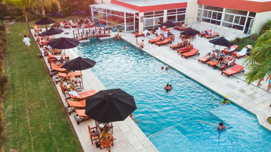 an overhead view of a swimming pool with people and umbrellas at Hotel Termal Los Cardones & Spa in Termas de Río Hondo