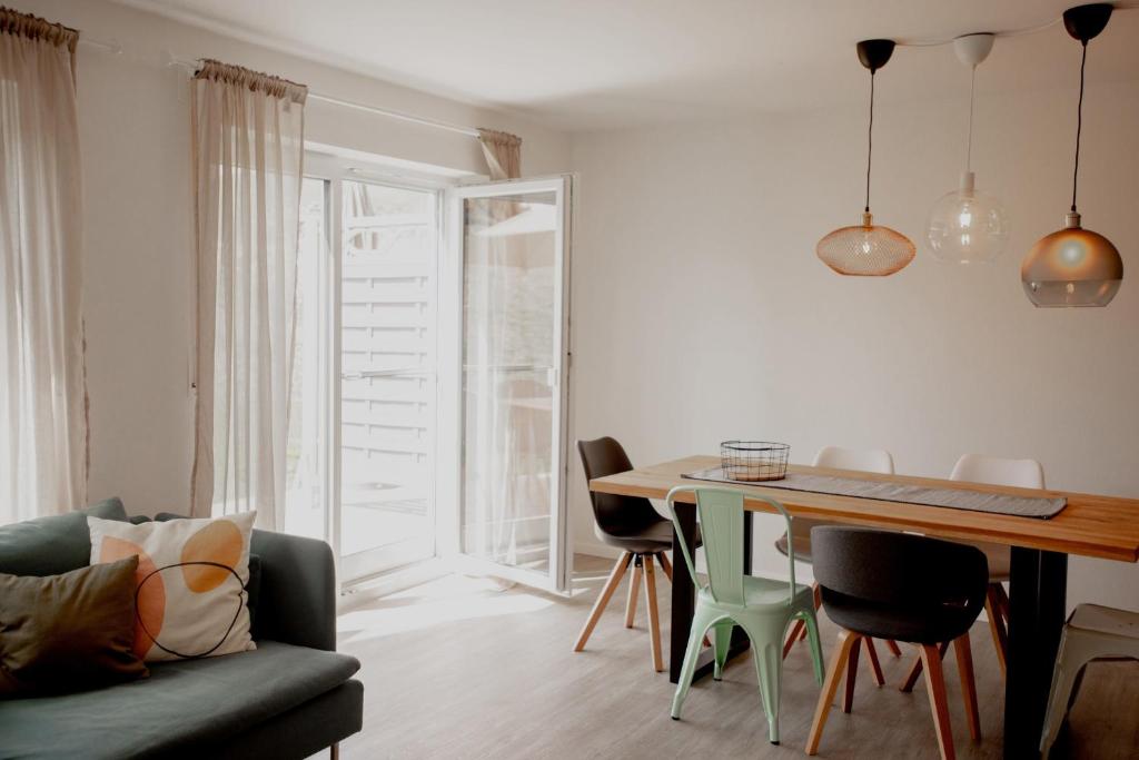 a living room with a table and a couch at Ferienhaus am Mühlenweiher 5 in Leutkirch im Allgäu