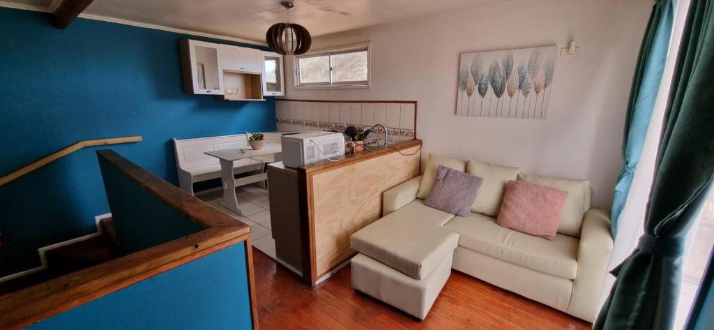 uma pequena sala de estar com um sofá e uma mesa em Cabañas Costa Norte em Algarrobo