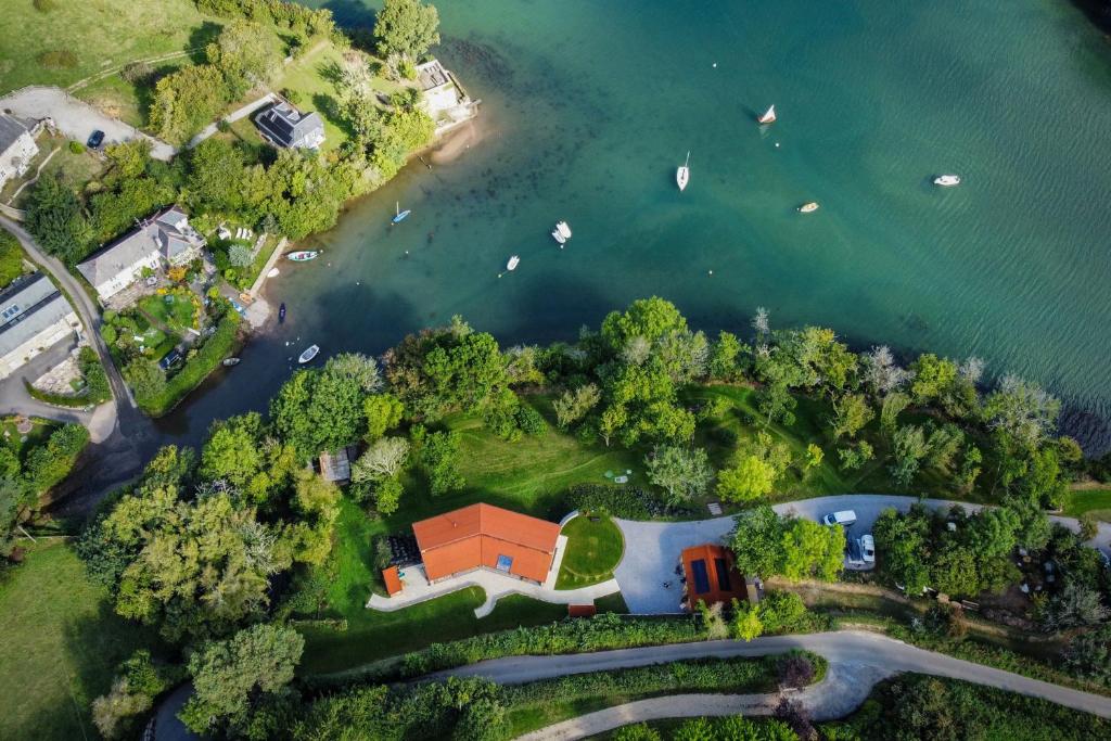 una vista aerea di una casa vicino all'acqua di Goodshelter Bay a Salcombe