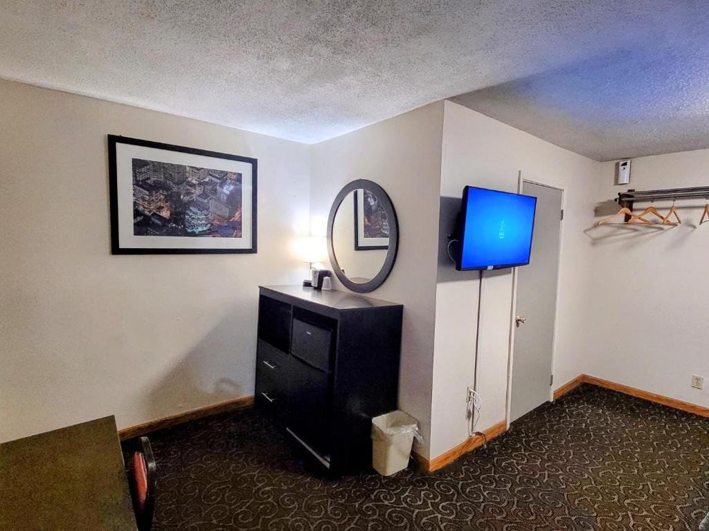 TV a/nebo společenská místnost v ubytování Woodland Inn