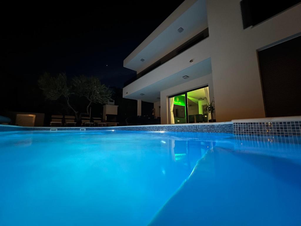 Bazén v ubytování Sunluxvilla ,Heated Pool, IR Sauna nebo v jeho okolí