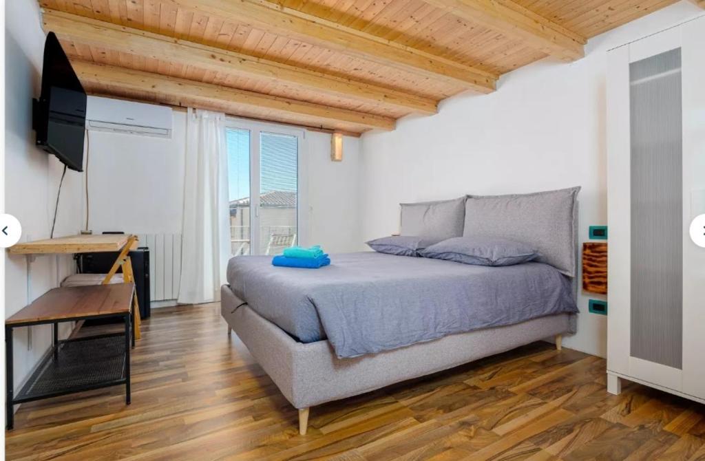 a bedroom with a bed and a desk and a television at B&B Diec10 in Murta Maria