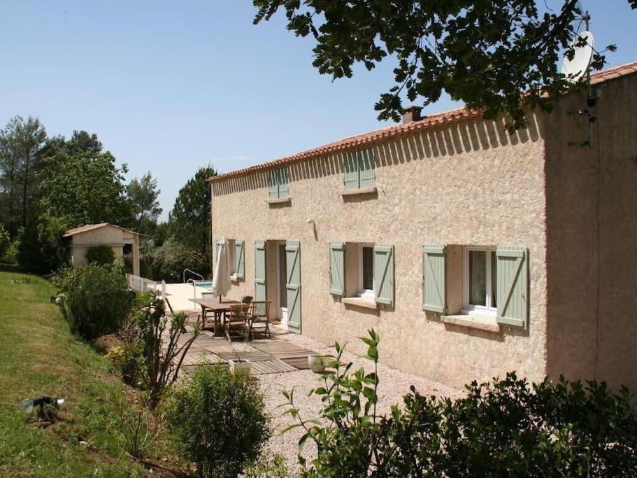 - un bâtiment avec une table de pique-nique et une terrasse dans l'établissement Belle Villa provençale avec piscine à Brignoles, à Brignoles