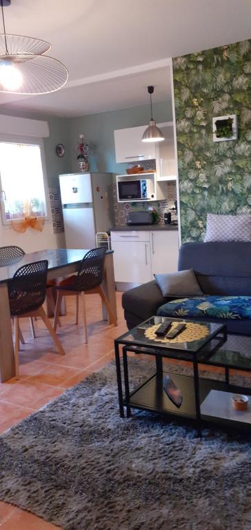 - un salon avec un canapé et une table dans l'établissement les romarins appartement climatisé, à La Seyne-sur-Mer