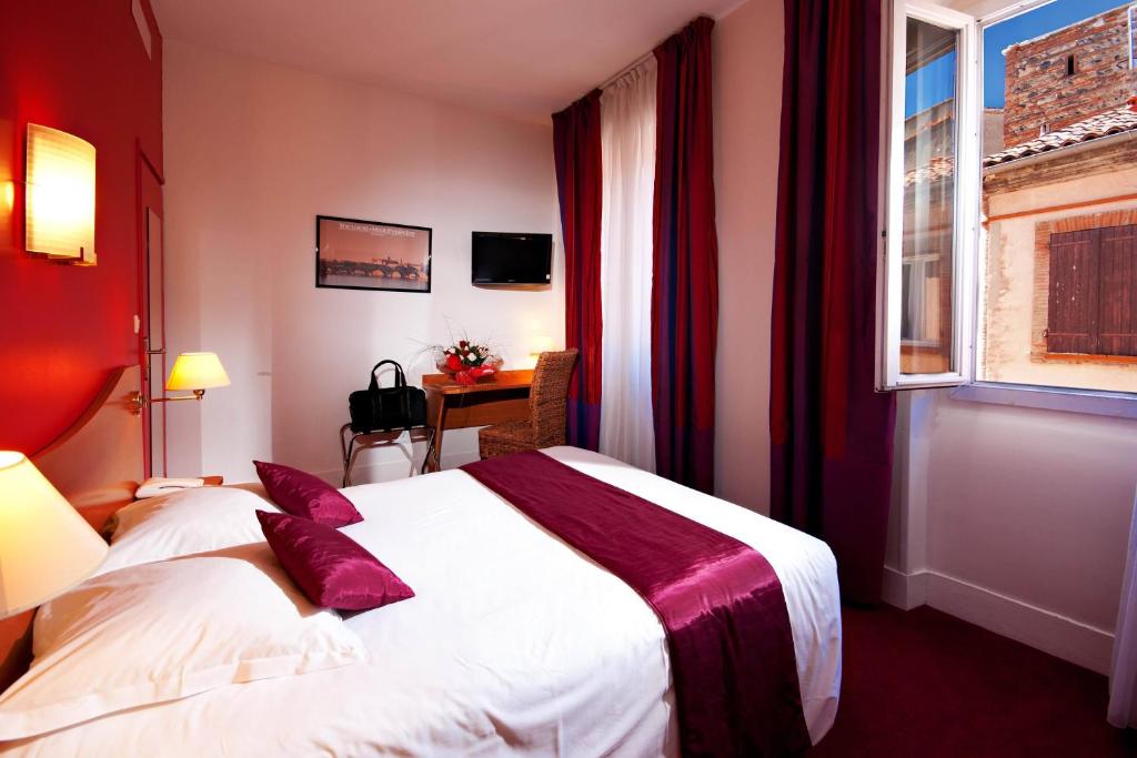 Una cama o camas en una habitación de Le Clocher de Rodez Centre Gare