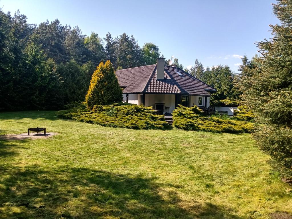 una casa en medio de un campo de hierba en Niedźwiady Małe 14 B en Ślesin