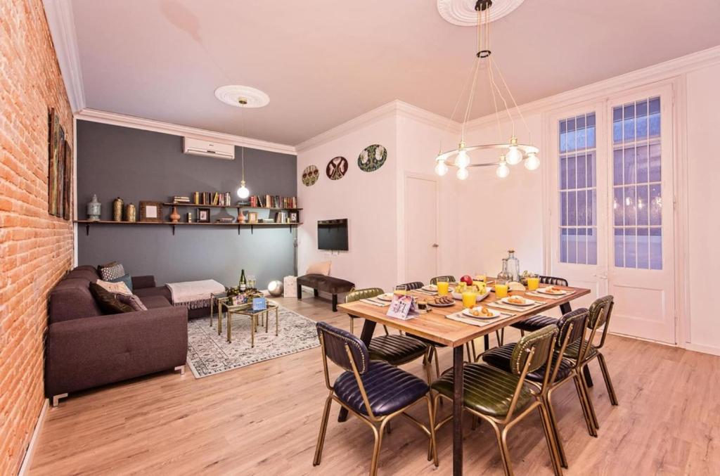 - une salle à manger et un salon avec une table et des chaises dans l'établissement Sweet Inn - La Pedrera - Paseo de Gracia, à Barcelone