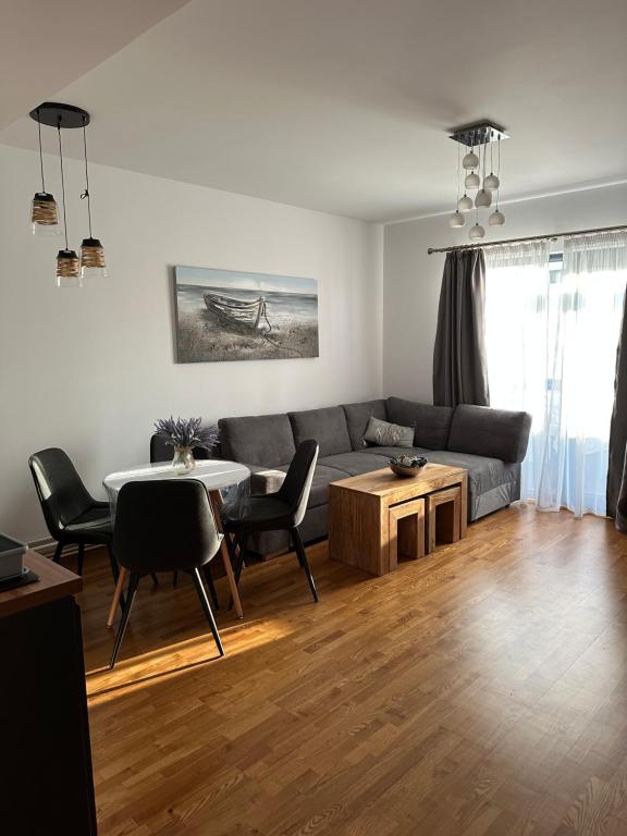 a living room with a couch and a table at Apartment la mare in Agigea