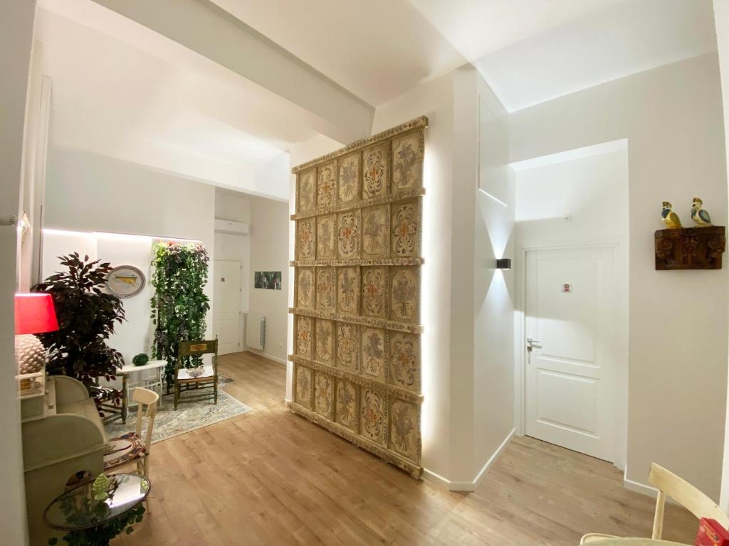 uma sala de estar com uma grande porta de madeira em Casa Granatelli em Palermo