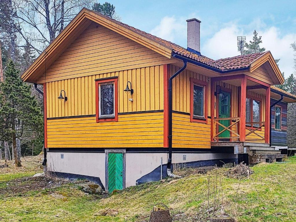 une maison peinte en jaune et en rouge dans l'établissement Two-Bedroom Holiday home in Norrtälje, à Marholmen