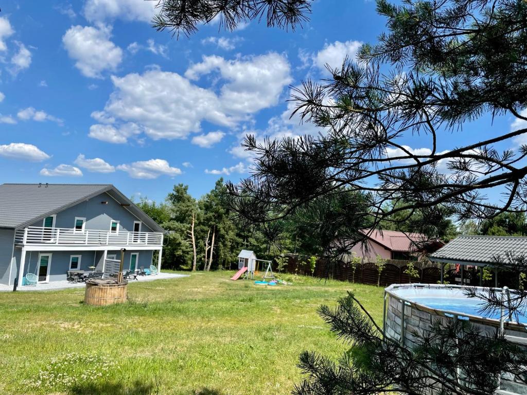 uma vista da casa a partir do pátio em Sielsko-Anielsko Kobyla Góra em Ligota